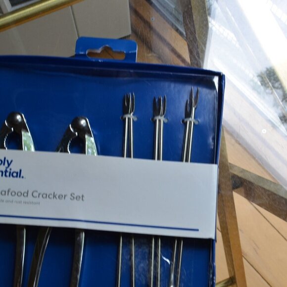 Simply Essential 8 Piece Seafood Cracker Set - Picture 3 of 7